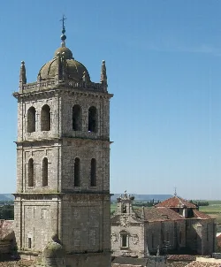 Steinerner Glockenturm mit Kuppel und Fenstern in Dueñas, Palencia.
