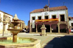 Platz mit Brunnen und Rathaus in Bermillo de Sayago