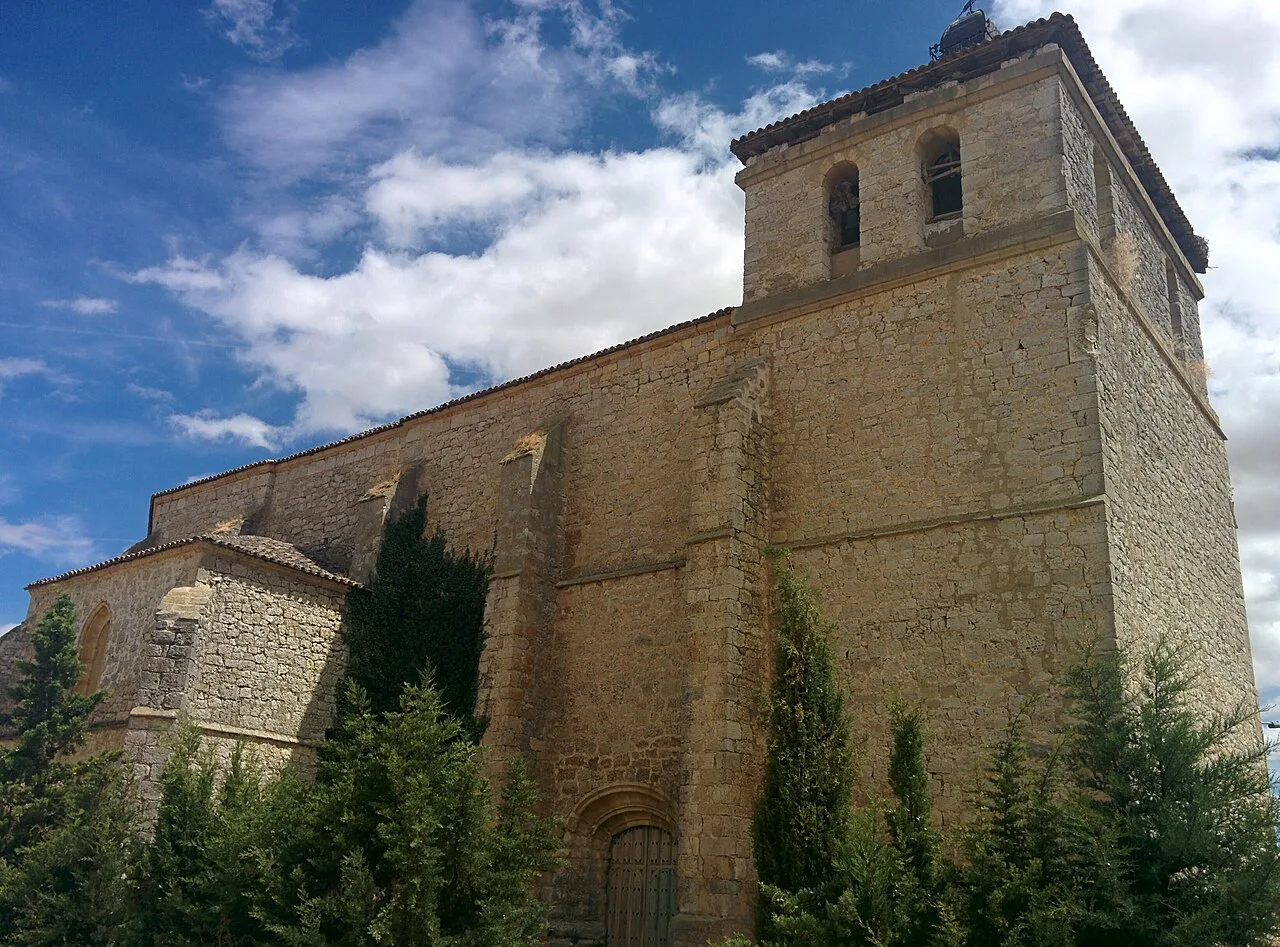 Iglesia de San Miguel con torre y muros de piedra en Requena de Campos.