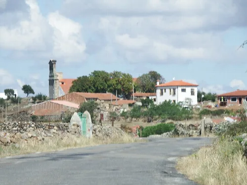 Vista de casas y una torre en Berrocal de Salvatierra.