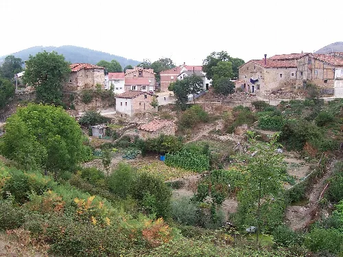 Casas y huertos en una ladera en Pazuengos, La Rioja, España.