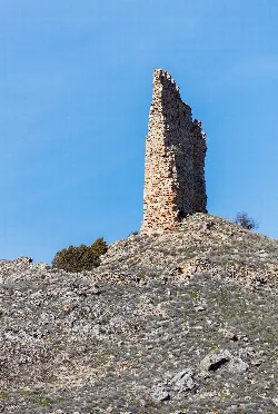 Steinernes Burgruinen auf einem Hügel in Cimballa.