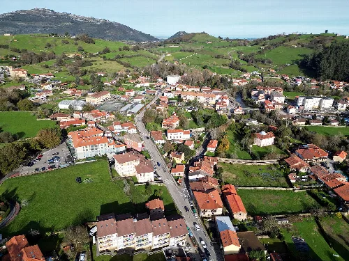 Vista aérea de de la localidad de Liérganes, en Cantabria (España)