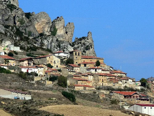 Casas y un castillo en la ladera de una montaña en Cellorigo.