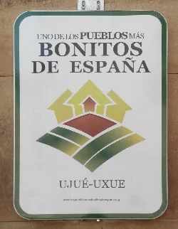 Fachada del ayuntamiento de Ujué con una placa que lo destaca como uno de los pueblos más bonitos de España