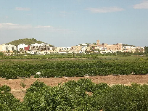 Landschaft mit Gebäuden und Hügeln in El Puig, Valencia.