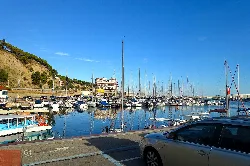 Hafen mit Booten und einem Auto im Vordergrund in Arenys de Mar.