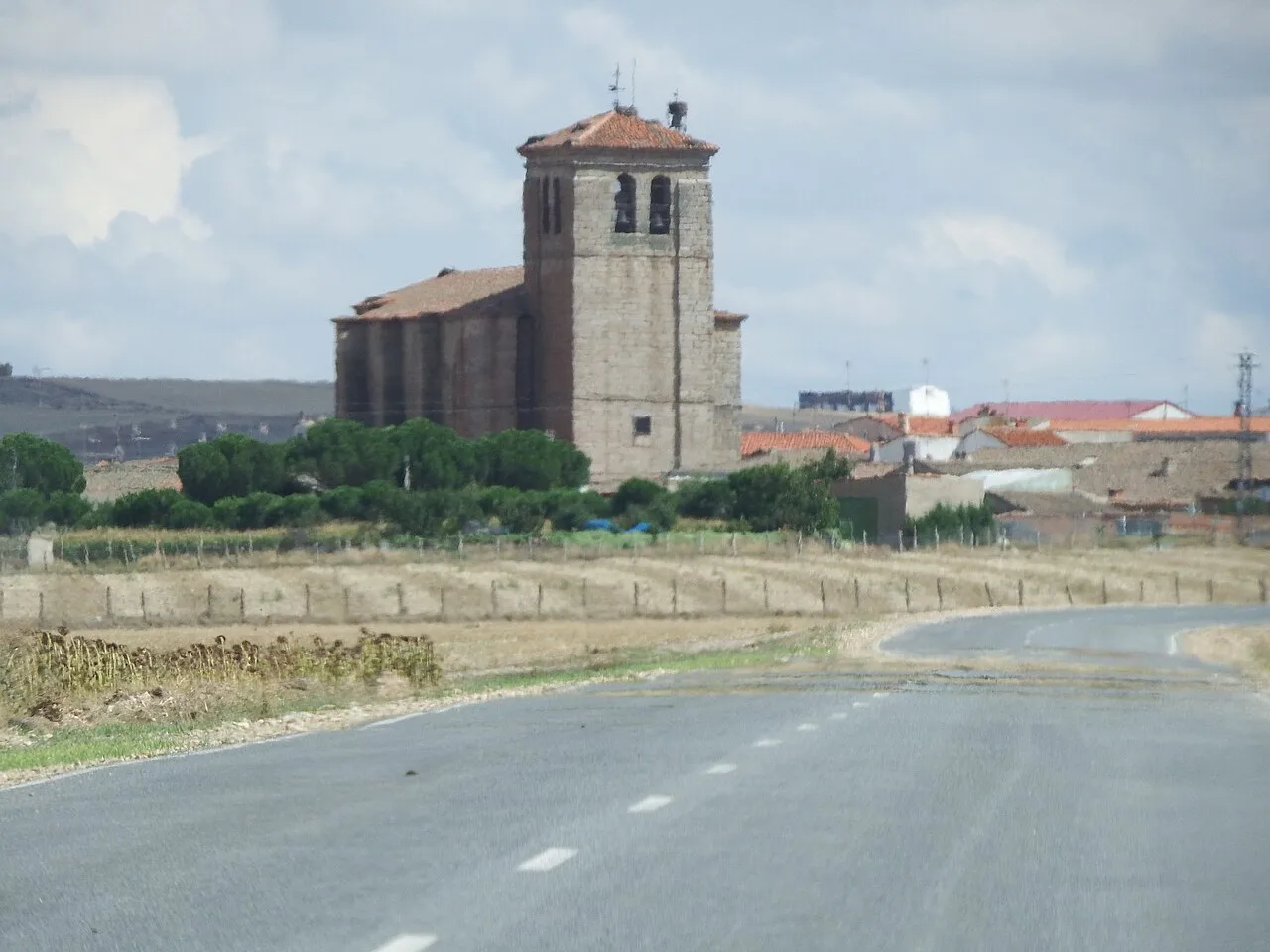 Iglesia con torre en Salmoral vista desde la carretera.