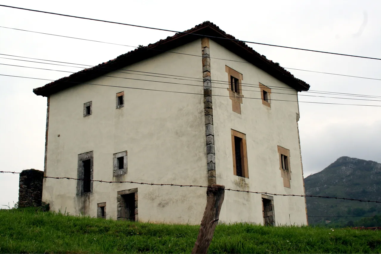 Eine Steinturm mit kleinen Fenstern in Onís, Asturien.