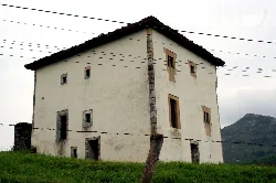 Eine Steinturm mit kleinen Fenstern in Onís, Asturien.