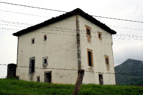 Una torre de piedra con varias ventanas pequeñas en Onís, Asturias.