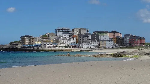 Bunte Gebäude am Strand in San Cibrao, Cervo, Lugo
