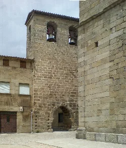 Torre de piedra con arcos y campanas en la parte superior en San Felices de los Gallegos.