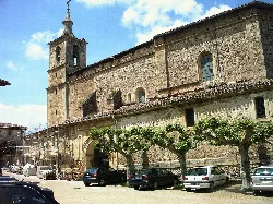 Steinkirche mit Turm und Glockenturm in Bernedo.