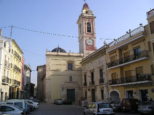 Rathausplatz in Alberique mit Kirche und umliegenden Gebäuden.