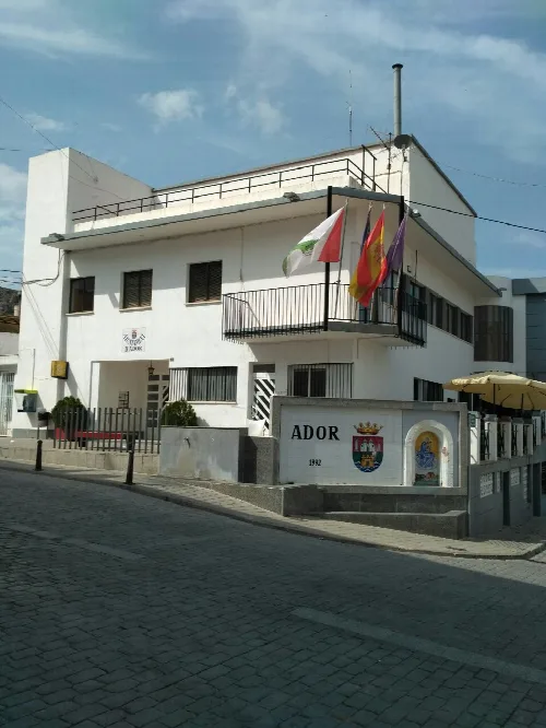 Ador, fachada del ayuntamiento