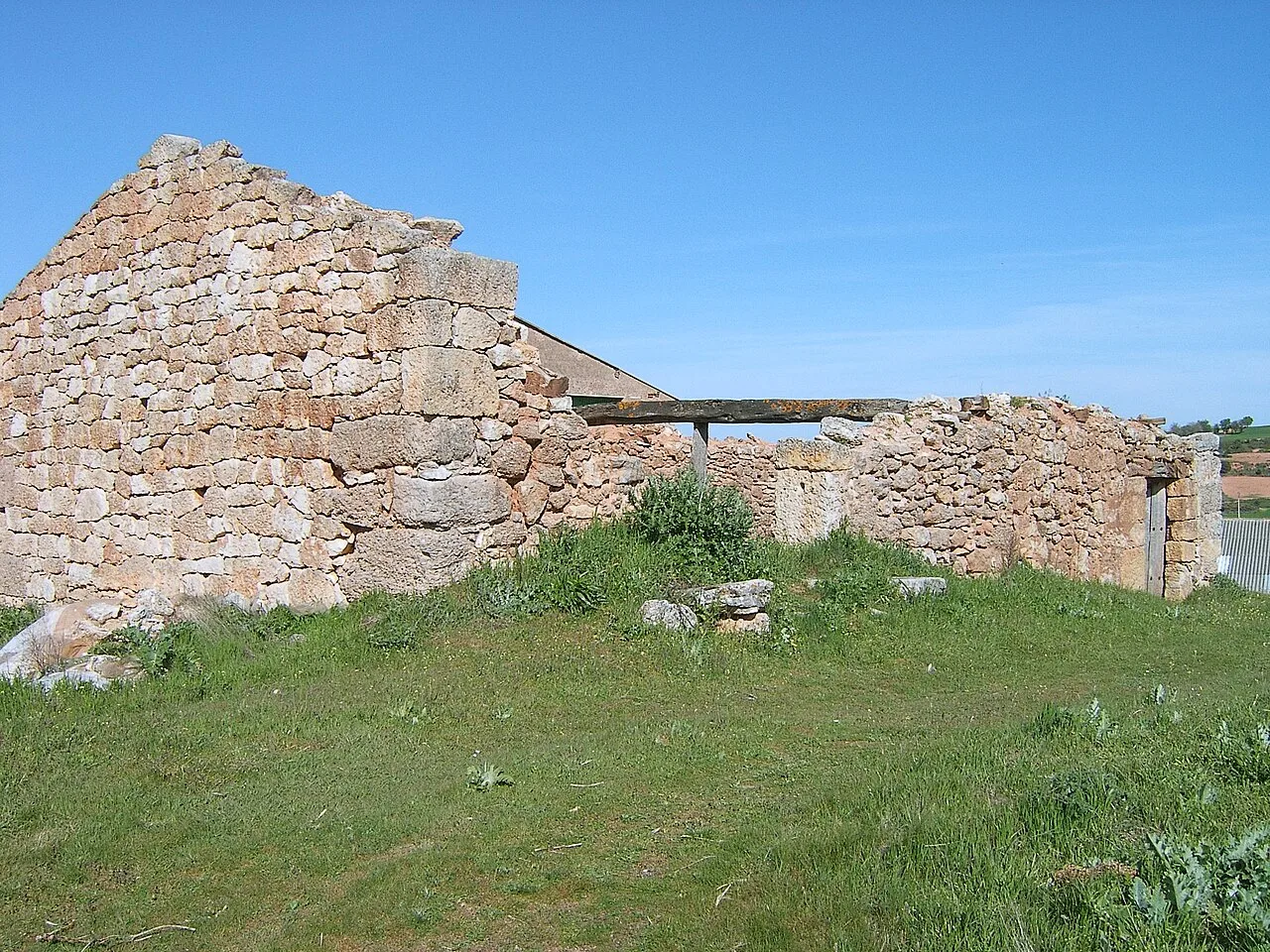 Restos de un edificio de piedra en Quintanilla de la Mata.