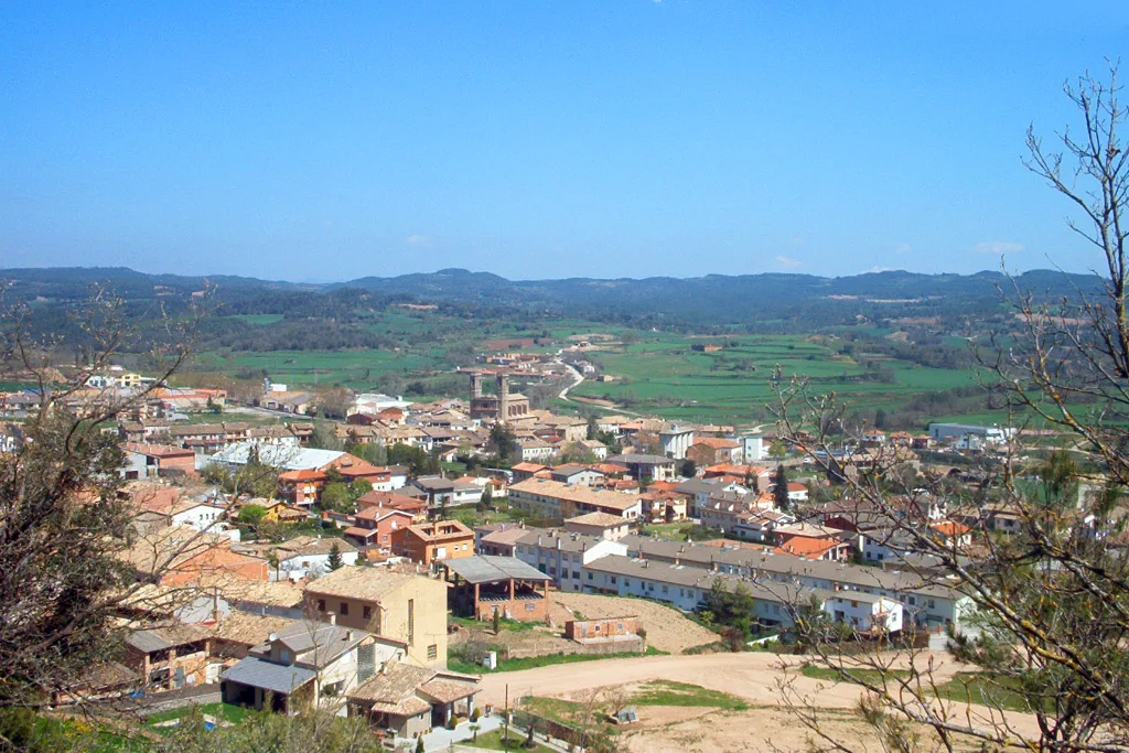 Prop d'Olost, dalt d'un turonet, hi ha l'ermita de Sant Adjutori que té unes magnífiques vistes sobre la comarca i en particular sobre el poble.