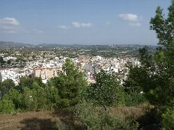 Blick auf Chiva vom Schloss mit Bäumen und Stadt in der Ferne.