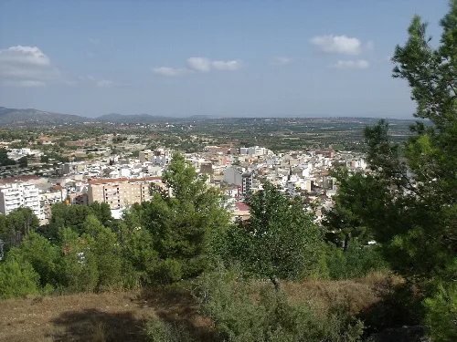 Blick auf Chiva vom Schloss mit Bäumen und Stadt in der Ferne.