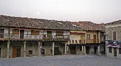 Traditionelle Häuser mit Holzbalkonen auf dem Hauptplatz von Cuacos de Yuste.