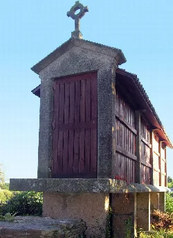 Stein- und Holzspeicher mit Kreuz auf der Spitze in Oroso.