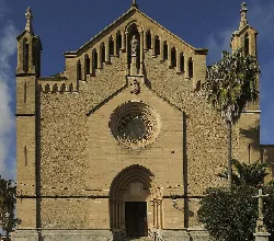 Fachada de una iglesia gótica con torres y rosetón en el centro.