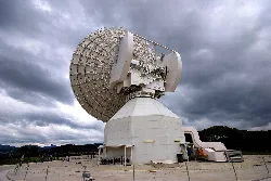 Radiotelescopio en Cebreros con cielo nublado y montañas.