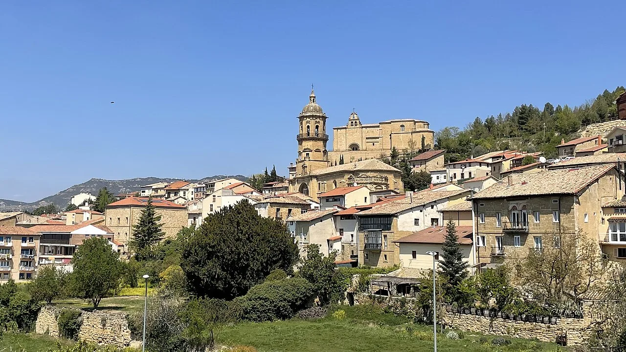 Paisaje de Labastida con iglesia y casas en un entorno montañoso.