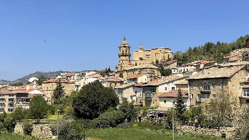 Blick auf Labastida mit Kirche und Häusern in einer bergigen Umgebung.