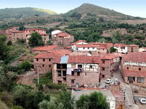 Vista panorámica de Ajamil de Cameros con casas y montañas.
