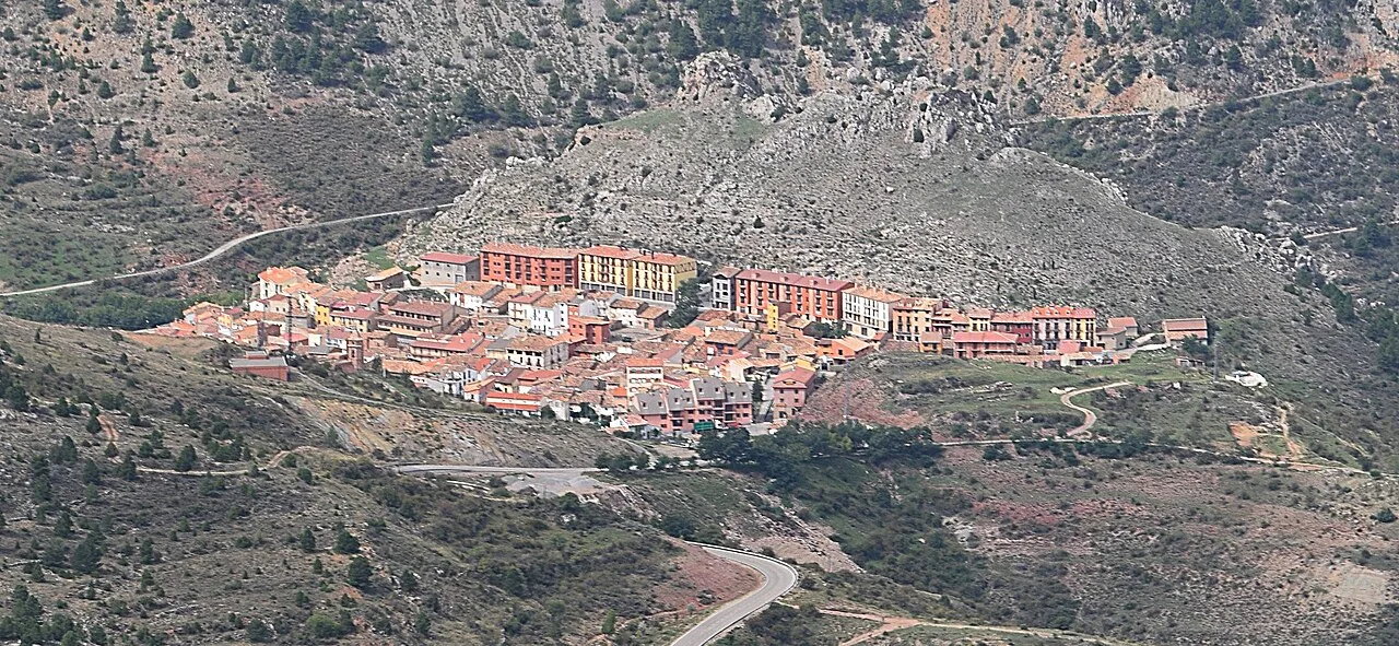 View of the town of Camarena de la Sierra in a mountainous area.