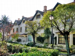 Viviendas victorianas en el barrio de Bella Vista, Minas de Riotinto, con árboles y farol.