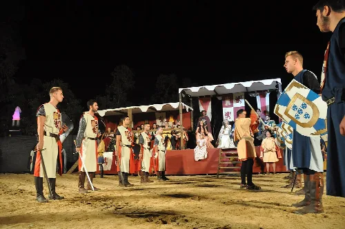 Menschen in mittelalterlichen Kostümen bei einem Outdoor-Event in Alburquerque.