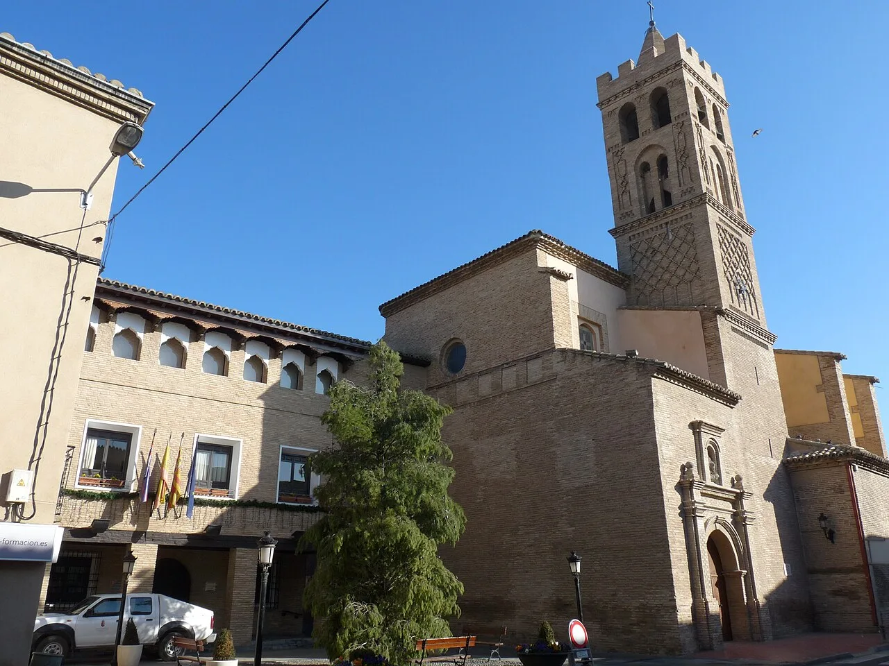 Kirche und Rathaus in La Puebla de Alfindén mit maurischer Turm.