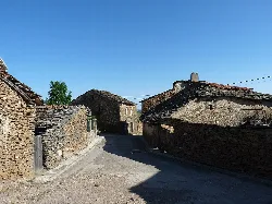 Calles con casas de piedra y tejados en Hiendelaencina.
