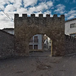 Steintor mit Bogen und Zinnen in Uclés, Cuenca.