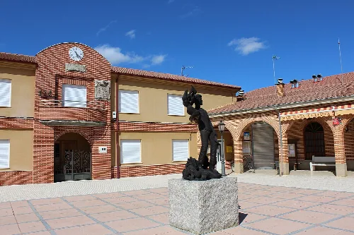 Plaza y ayuntamiento de Cabreros del Río