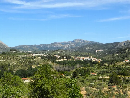 Landschaft mit Dorf und Bergen in Alicante, Gemeinschaft Valencia