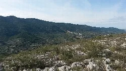 Paisaje montañoso con vegetación y restos arqueológicos en Covalta.