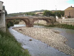 Alhama-Fluss mit Steinbrücke in Fitero, Navarra.