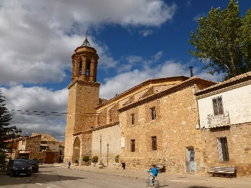 Kirche von Santa Eulalia del Campo mit Turm und Steinfassade.
