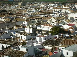 Weiße Dächer und Straßen in Osuna, Sevilla.