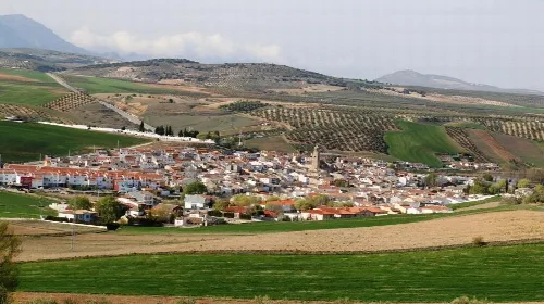 Panorama von Guadahortuna mit Häusern, Hügeln und Feldern.