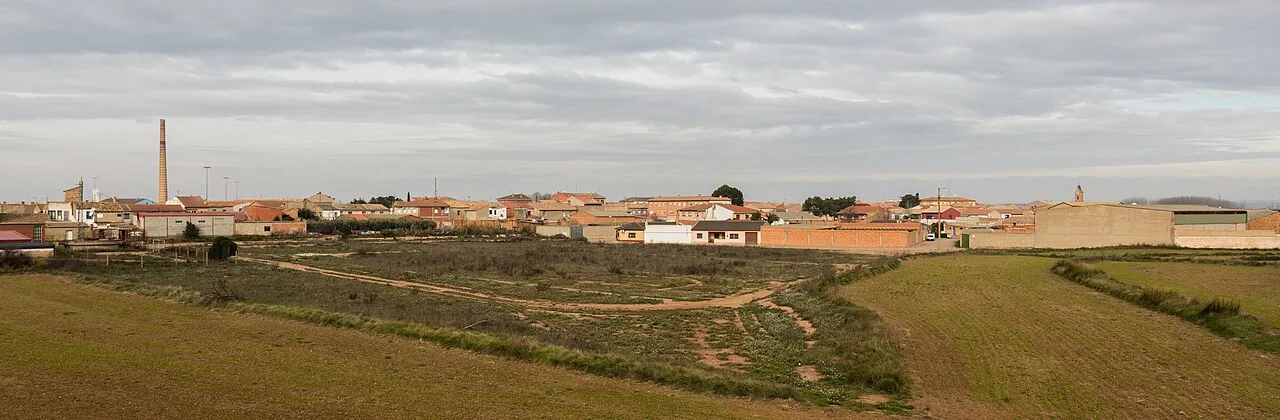Paisaje rural con casas y campos en Luceni, Zaragoza.