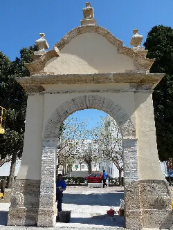 Castle gate of Benetússer with arch and structural details.
