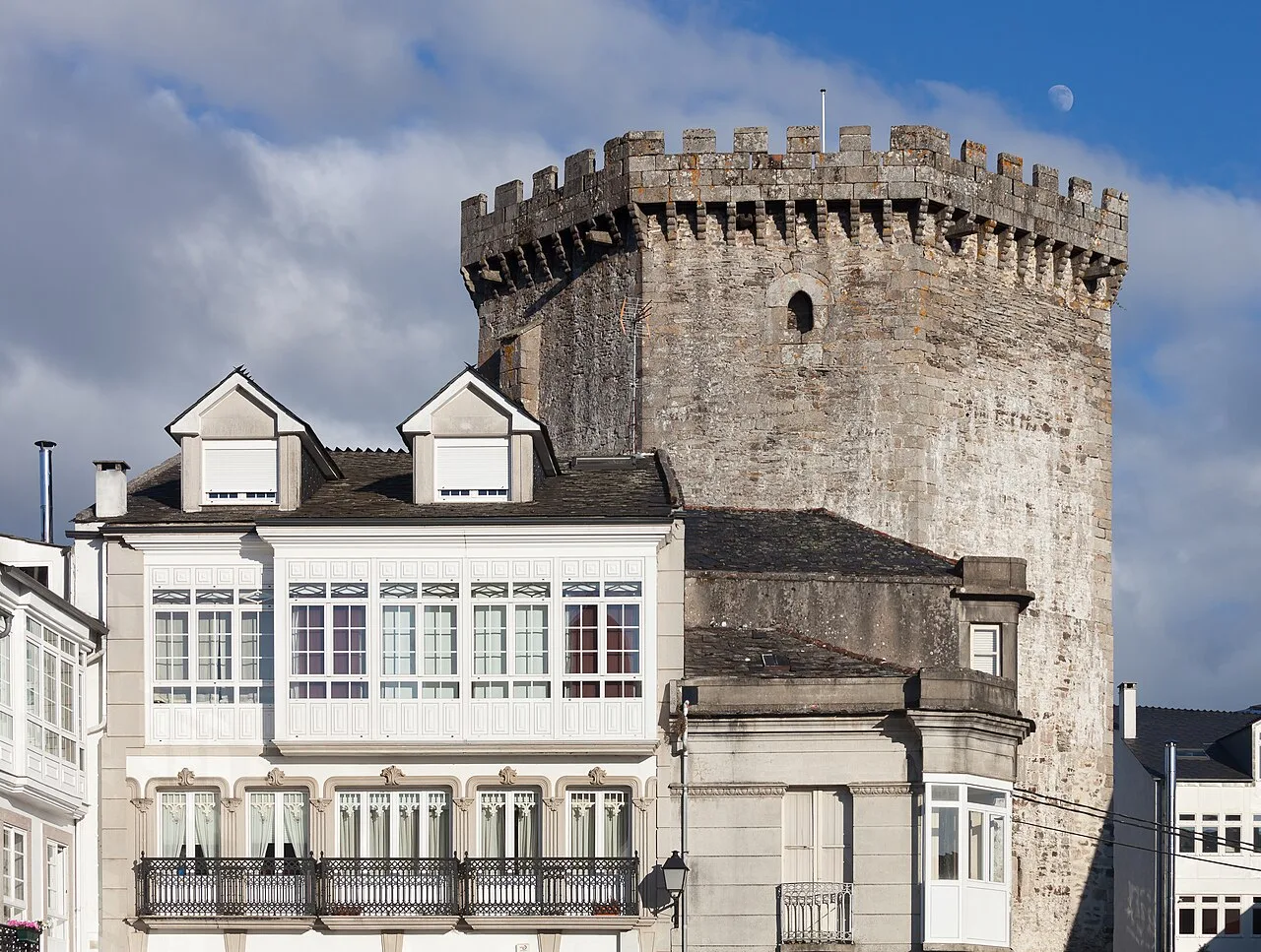 Turm der Os Andrade und moderne Gebäude in Vilalba, Galicien.