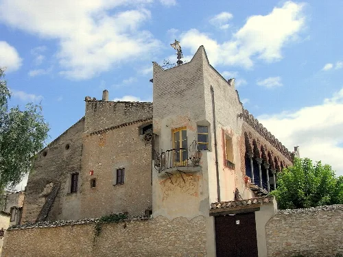 Els PALLARESOS - Casa Bofarull, de Josep M. Jujol.
Josep M. Jujol (1879-1949) ha deixat bon testimoni de la seva genialitat en el poble dels Pallaresos. D´entre les nombroses obres que hi va dur a terme en sobresurt la Casa Bofarull, la construcció de tipus civil més representativa  d´aquest gran arquitecte a les comarques tarragonines. L´actuació de Jujol en aquest edifici rural, duta a terme entre els anys 1914 i 1931, respon a l´objectiu d´eliminar-ne l´aspecte descurat que presentava i ennoblir-lo.
A la façana principal de la casa, orientada a l´oest, hi destaca la porta d´accés amb uns arcs semicirculars d´estil romànic; en el centre de l´arquivolta més exterior hi apareix l´inscripció "Ave Maria" en lletres modernistes. L´obertura al seu damunt és de característiques molt peculiars. L´eix central i més destacat, però, de la Casa Bofarull és l´escala-torre de planta quadrada. Aquest cos és coronat per una peculiar teulada de ceràmica de quatre vessants damunt de la qual s´aixeca un àngel parallamps dissenyat en principi com a penell. Més a ponent, en un angle, s´alça una torre, coronada per uns merlets piramidals cantoners, en la qual s´obren uns balcons amb fantasioses baranes metàl-liques reforçades i unes finestres aixamfranades encaixades en les seves arestes. Les obertures d´aquestes finestres presenten uns interessants esgrafiats que s´estenen a altres punts del parament.
A la façana posterior de la casa Jujol va construir una lleugera galeria de maó recolzada en fràgils columnes de fosa. Aquest es pot considerar l´element més historicista del conjunt, ja que recupera les clàssiques galeries de les masies dels segles XVII i XVIII, però amb una clara influència de l´arquitectura islàmica.

Jujol va pintar per a aquesta casa unes pintures al-legòriques de les estacions de l´any que encara es conserven. Una altra de les meravelles de la casa és la reixa que protegeix l´onertura triangular de la paret del jardí, feta amb eines velles de la feina de pagès. Com