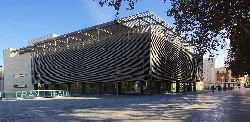 Edificio moderno del Gran Teatre en Xàtiva con fachada de metal oscuro.