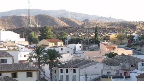 Vista panorámica de Zurgena con casas y montañas en el fondo.
